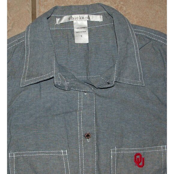 CHICKA-D Blue Chambray Sz Small OU OLKLAHOMA SOONERS High Low Button Up Shirt - Picture 2 of 3